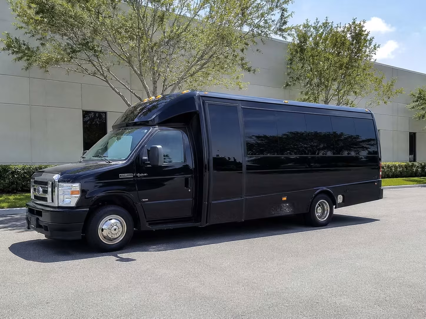 rialto 20 passenger minibus rental